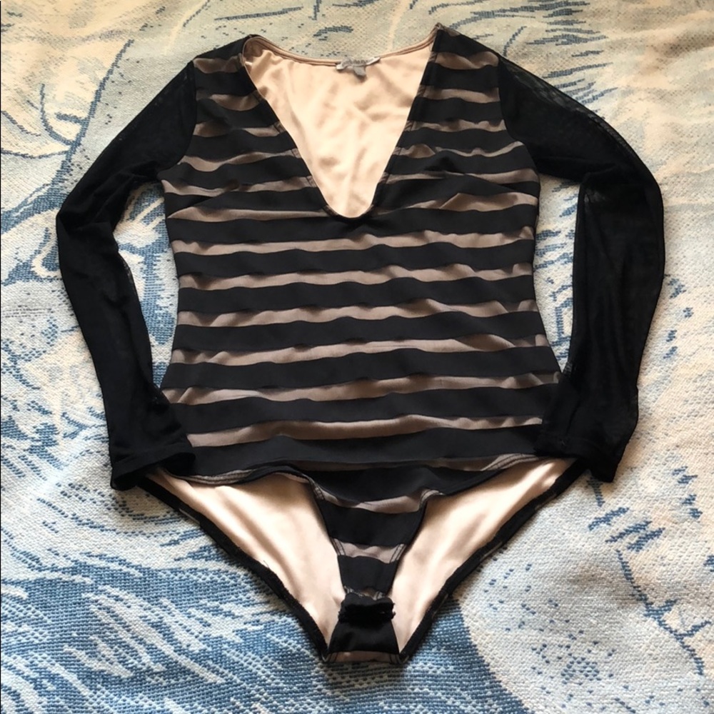 Long sleeve striped body suit.